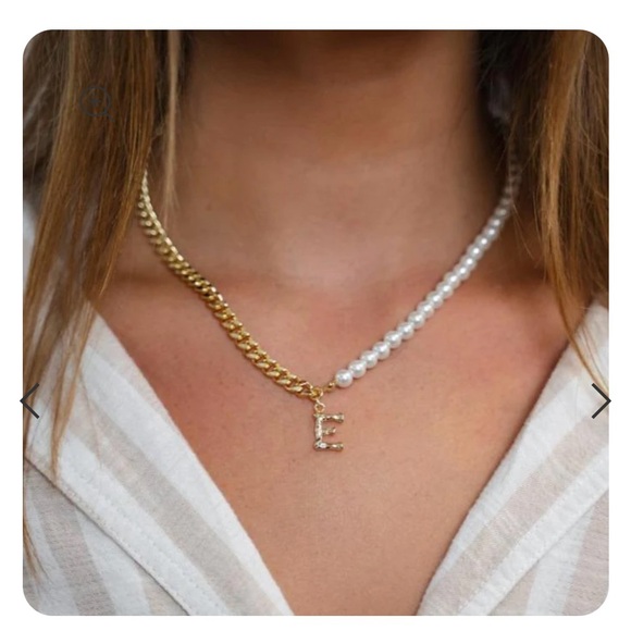 The Sis Kiss Pearl and Curb Chain Initial Necklace- “L” - Picture 2 of 3